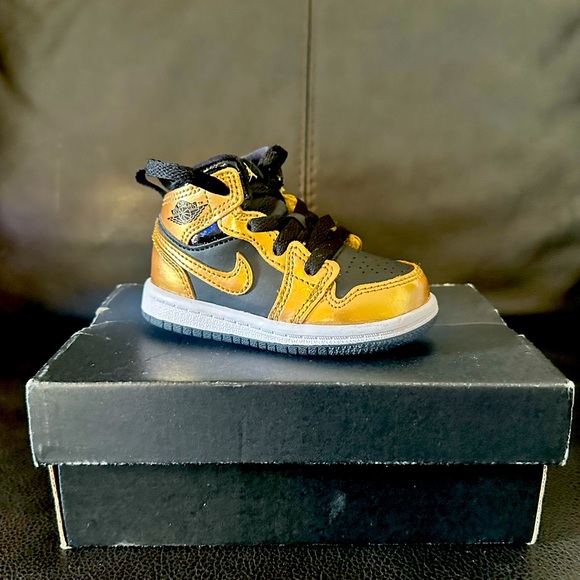 Toddler Jordan 1s size 5c - Picture 2 of 2